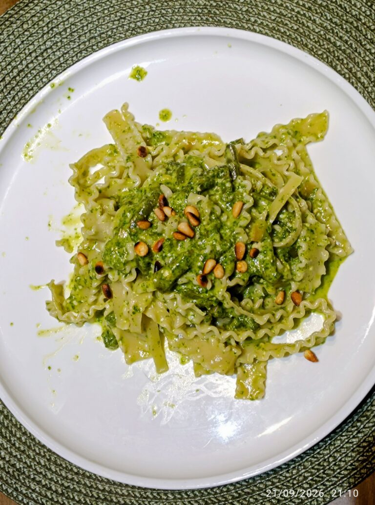 Mafaldine in crema di rucola con fagiolini e pinoli tostati